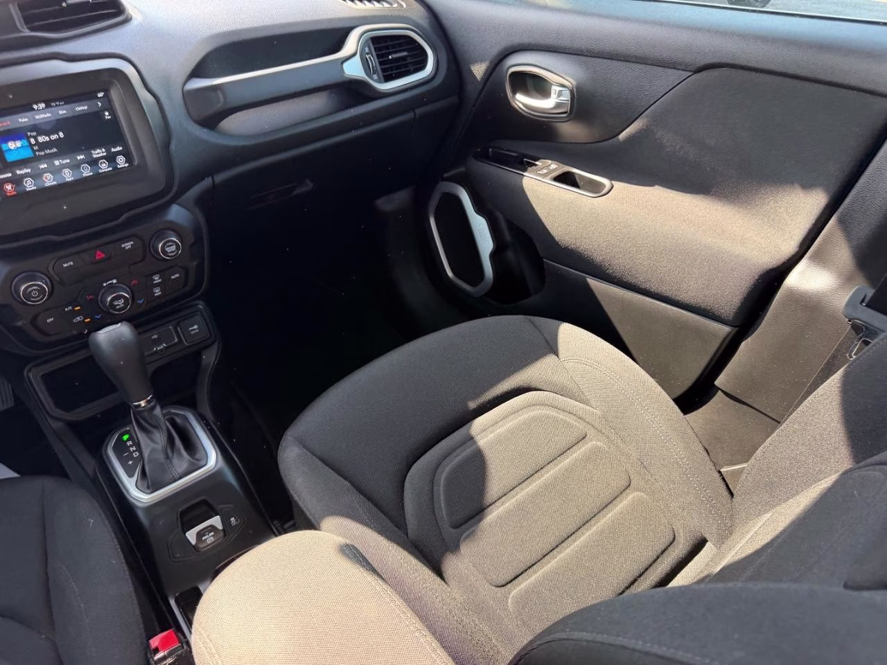 2020 Alpine White Clearcoat Jeep Renegade Latitude FWD SUV