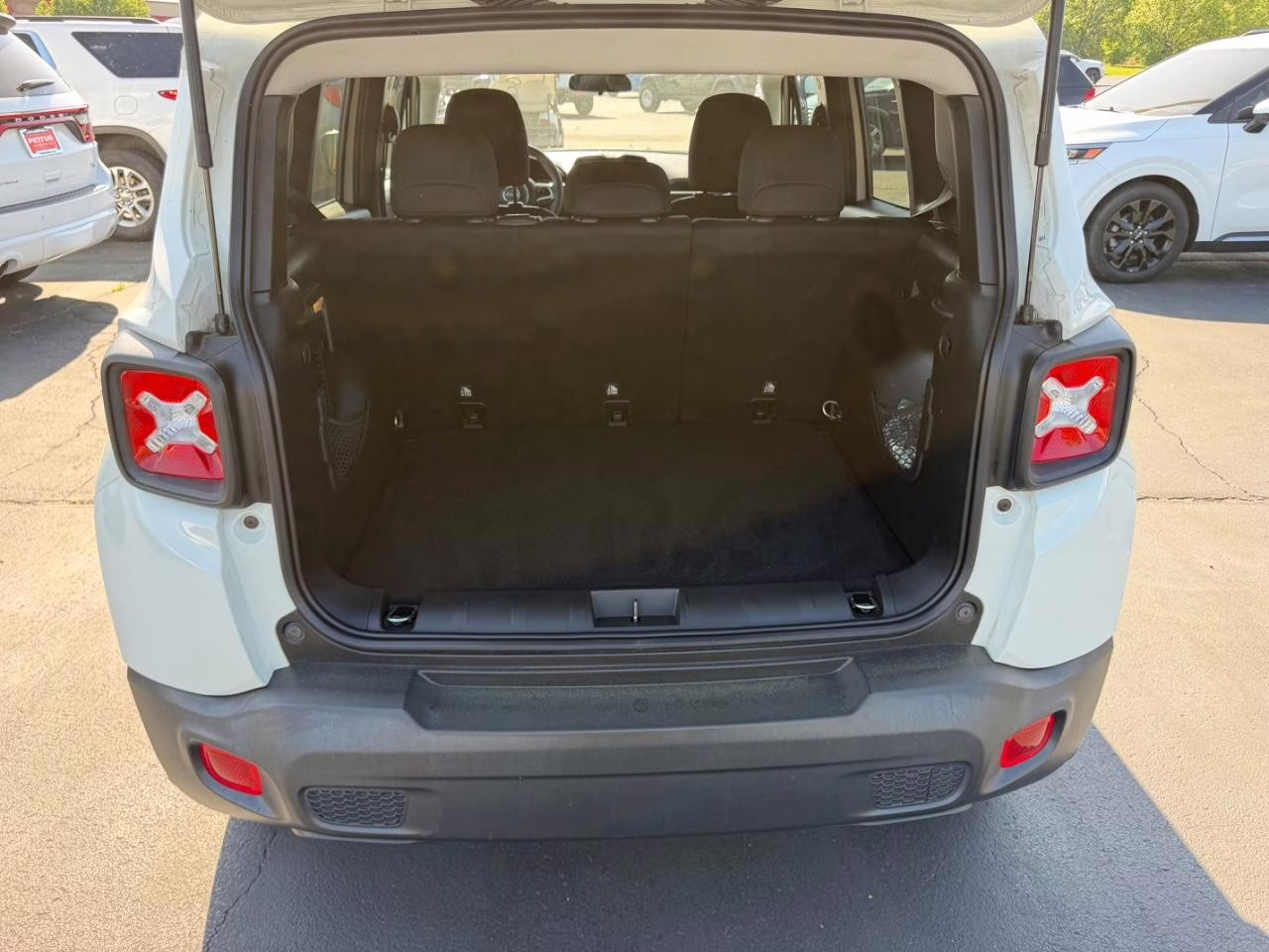 2020 Alpine White Clearcoat Jeep Renegade Latitude FWD SUV