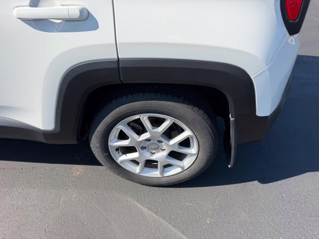 2020 Alpine White Clearcoat Jeep Renegade Latitude FWD SUV