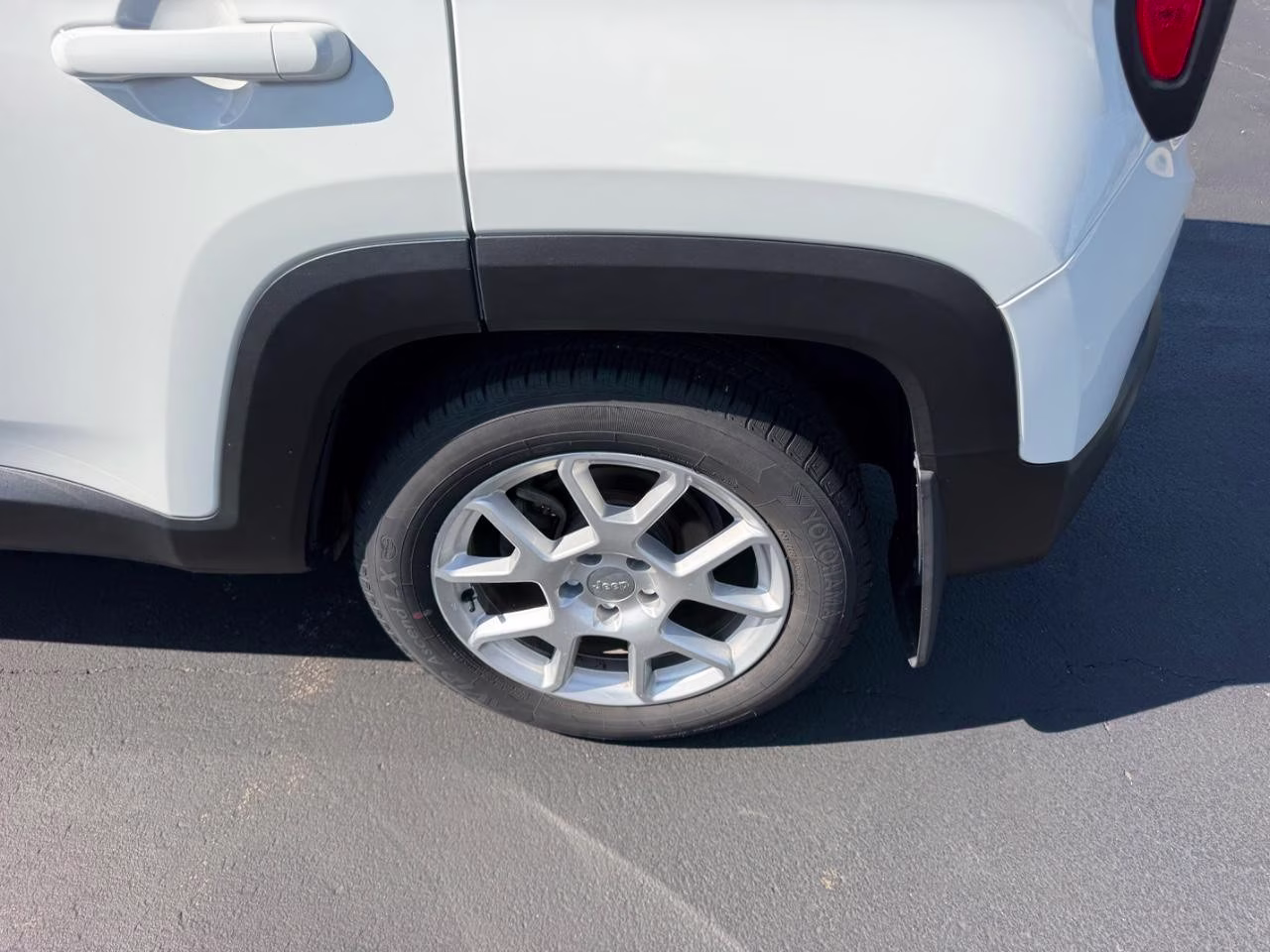 2020 Alpine White Clearcoat Jeep Renegade Latitude FWD SUV