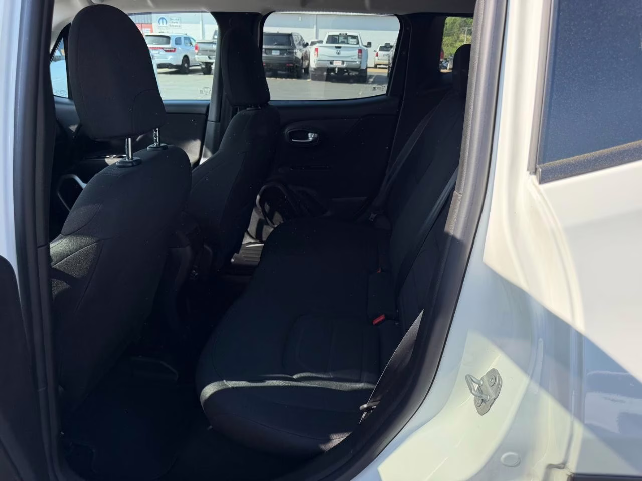 2020 Alpine White Clearcoat Jeep Renegade Latitude FWD SUV