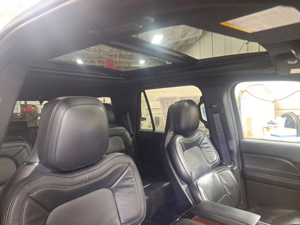 2019 White Platinum Clearcoat Metallic Lincoln Navigator Reserve w/Heavy Duty Trailer Pkg 4X4 SUV