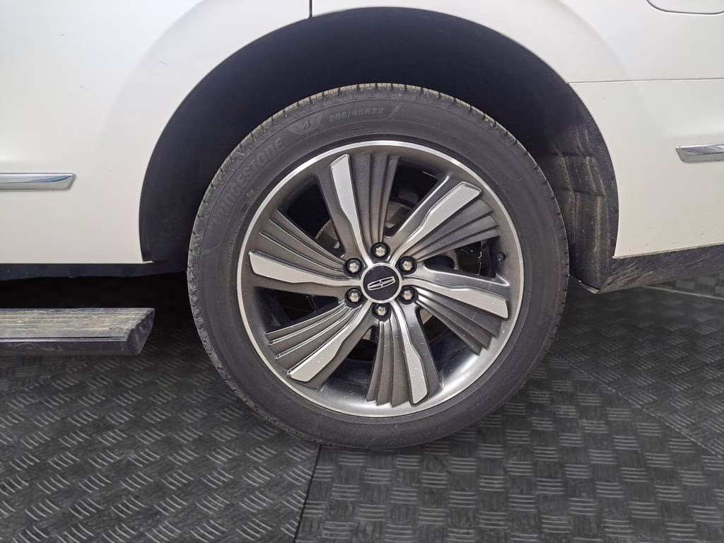 2019 White Platinum Clearcoat Metallic Lincoln Navigator Reserve w/Heavy Duty Trailer Pkg 4X4 SUV