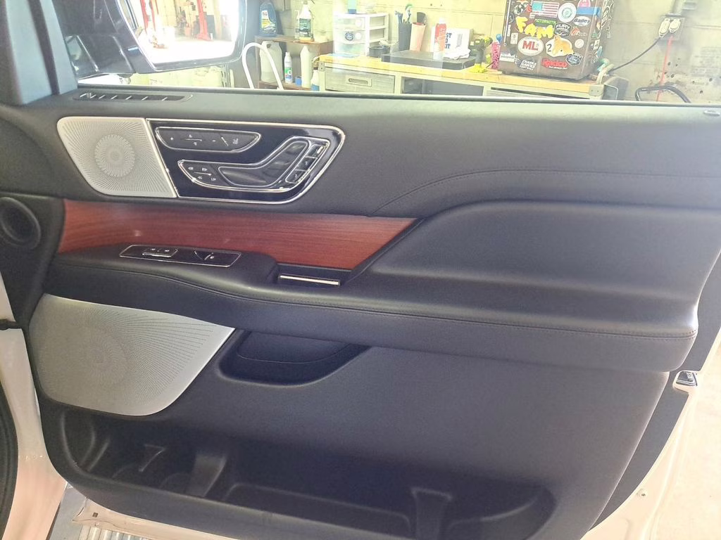 2019 White Platinum Clearcoat Metallic Lincoln Navigator Reserve w/Heavy Duty Trailer Pkg 4X4 SUV