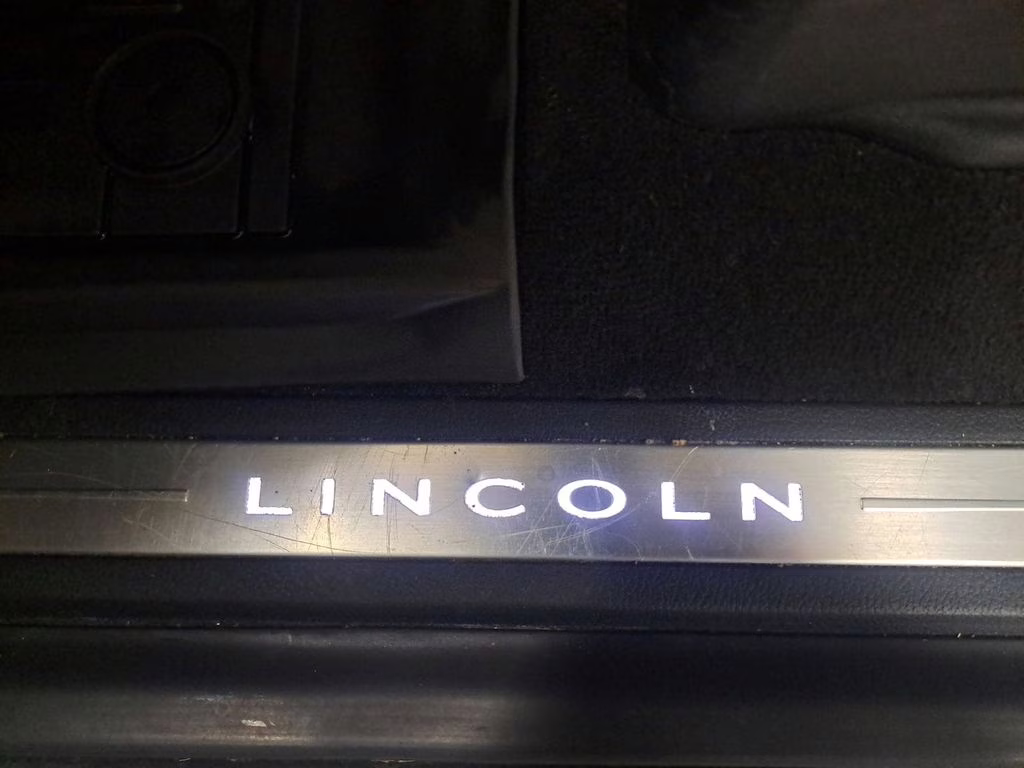 2019 White Platinum Clearcoat Metallic Lincoln Navigator Reserve w/Heavy Duty Trailer Pkg 4X4 SUV