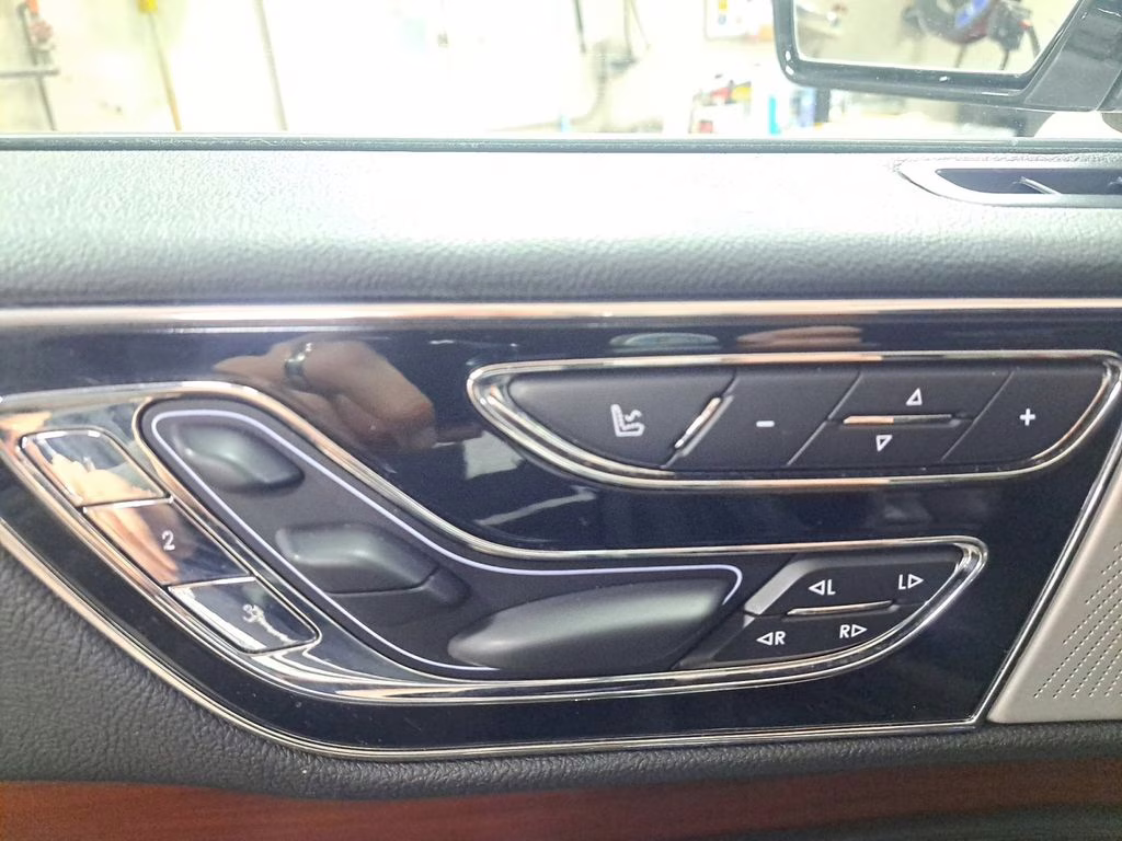2019 White Platinum Clearcoat Metallic Lincoln Navigator Reserve w/Heavy Duty Trailer Pkg 4X4 SUV
