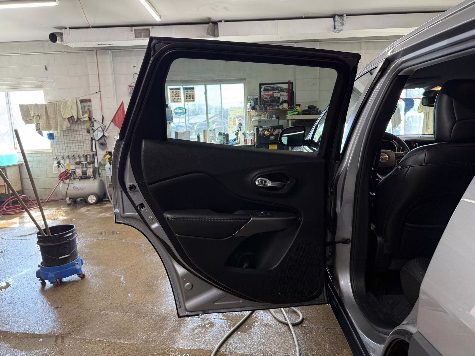 2019 Billet Silver Metallic Clearcoat Jeep Cherokee Limited 4X4 SUV