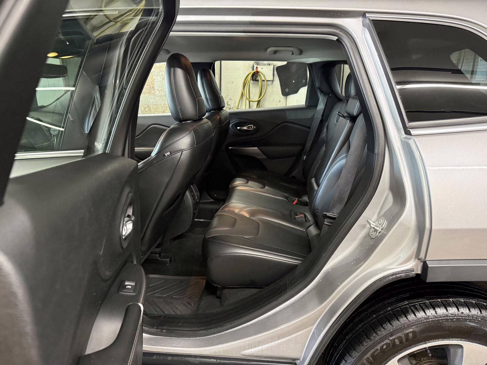 2019 Billet Silver Metallic Clearcoat Jeep Cherokee Limited 4X4 SUV