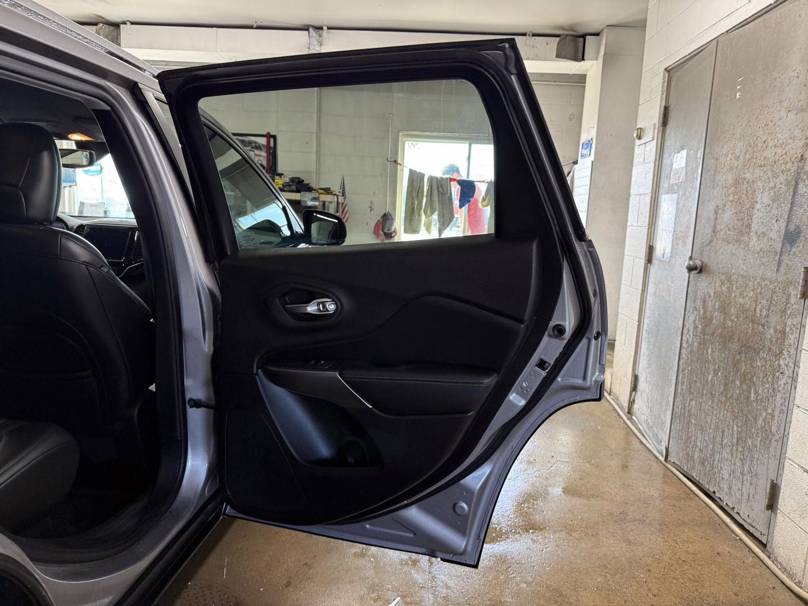 2019 Billet Silver Metallic Clearcoat Jeep Cherokee Limited 4X4 SUV