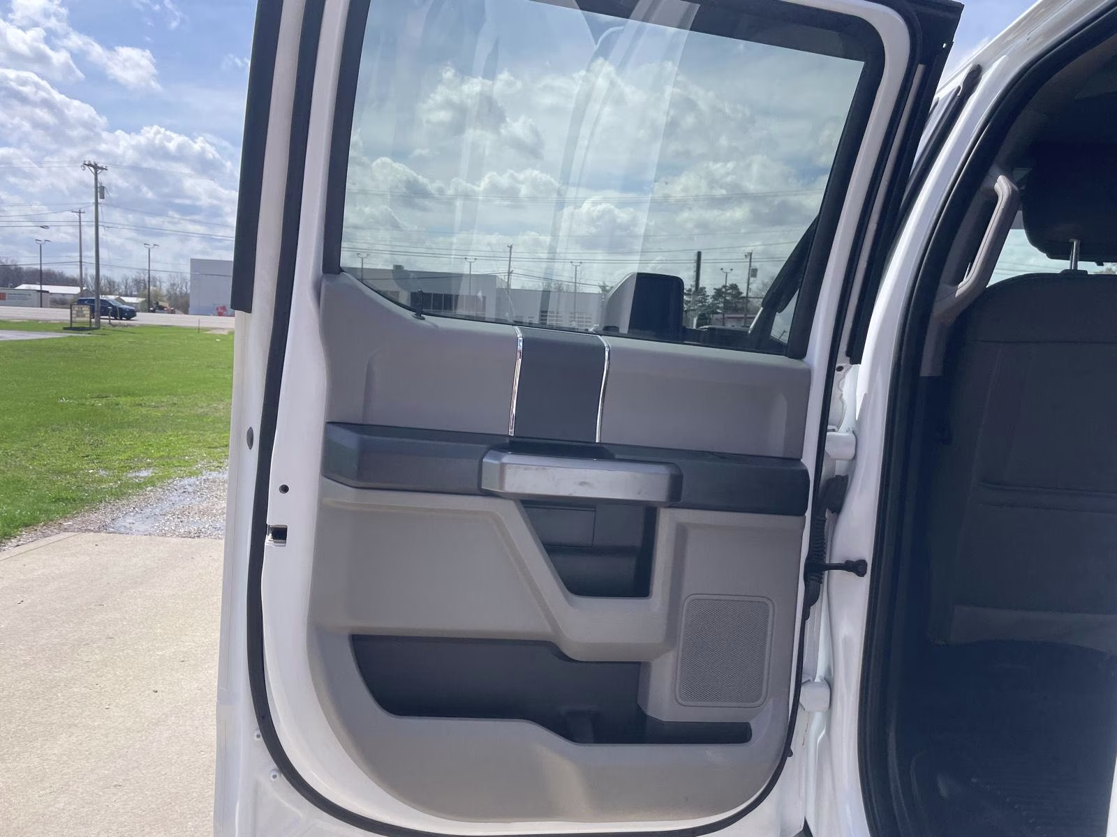 2022 Oxford White Ford Super Duty F-250 SRW XLT 4X4 Truck