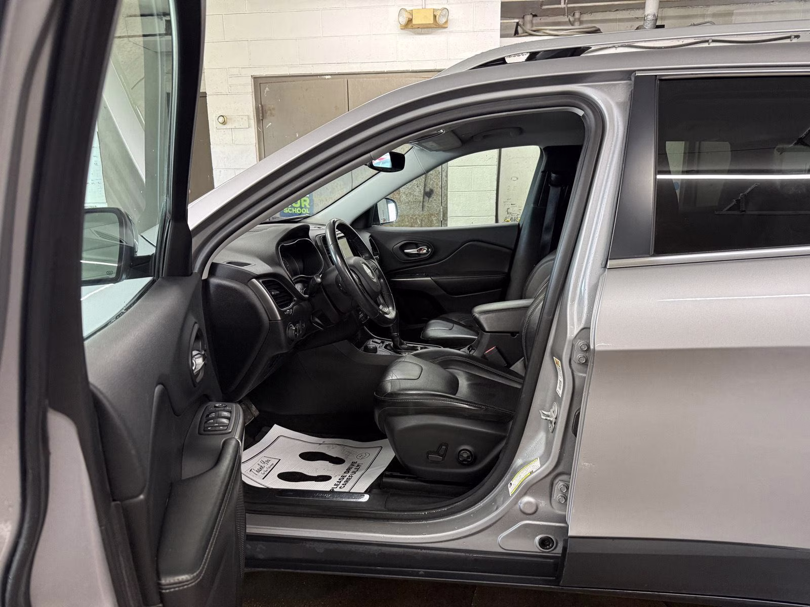 2019 Billet Silver Metallic Clearcoat Jeep Cherokee Limited 4X4 SUV