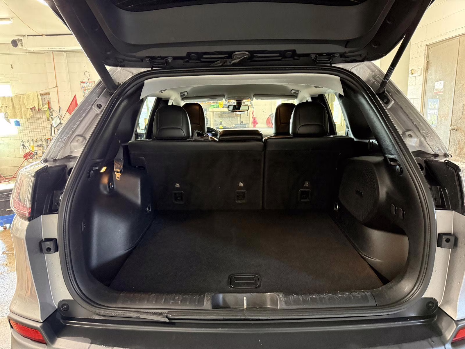 2019 Billet Silver Metallic Clearcoat Jeep Cherokee Limited 4X4 SUV