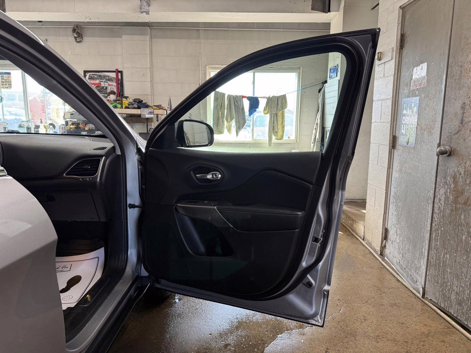 2019 Billet Silver Metallic Clearcoat Jeep Cherokee Limited 4X4 SUV