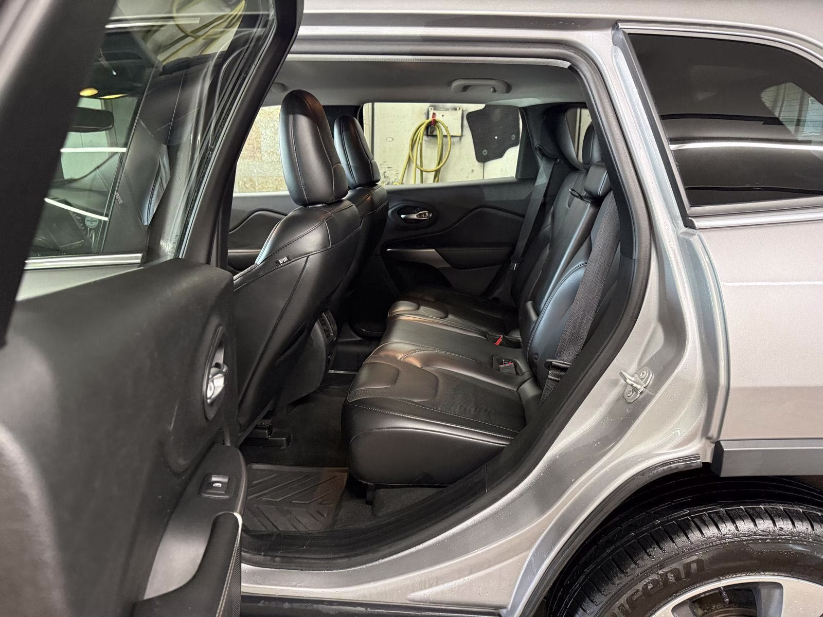 2019 Billet Silver Metallic Clearcoat Jeep Cherokee Limited 4X4 SUV