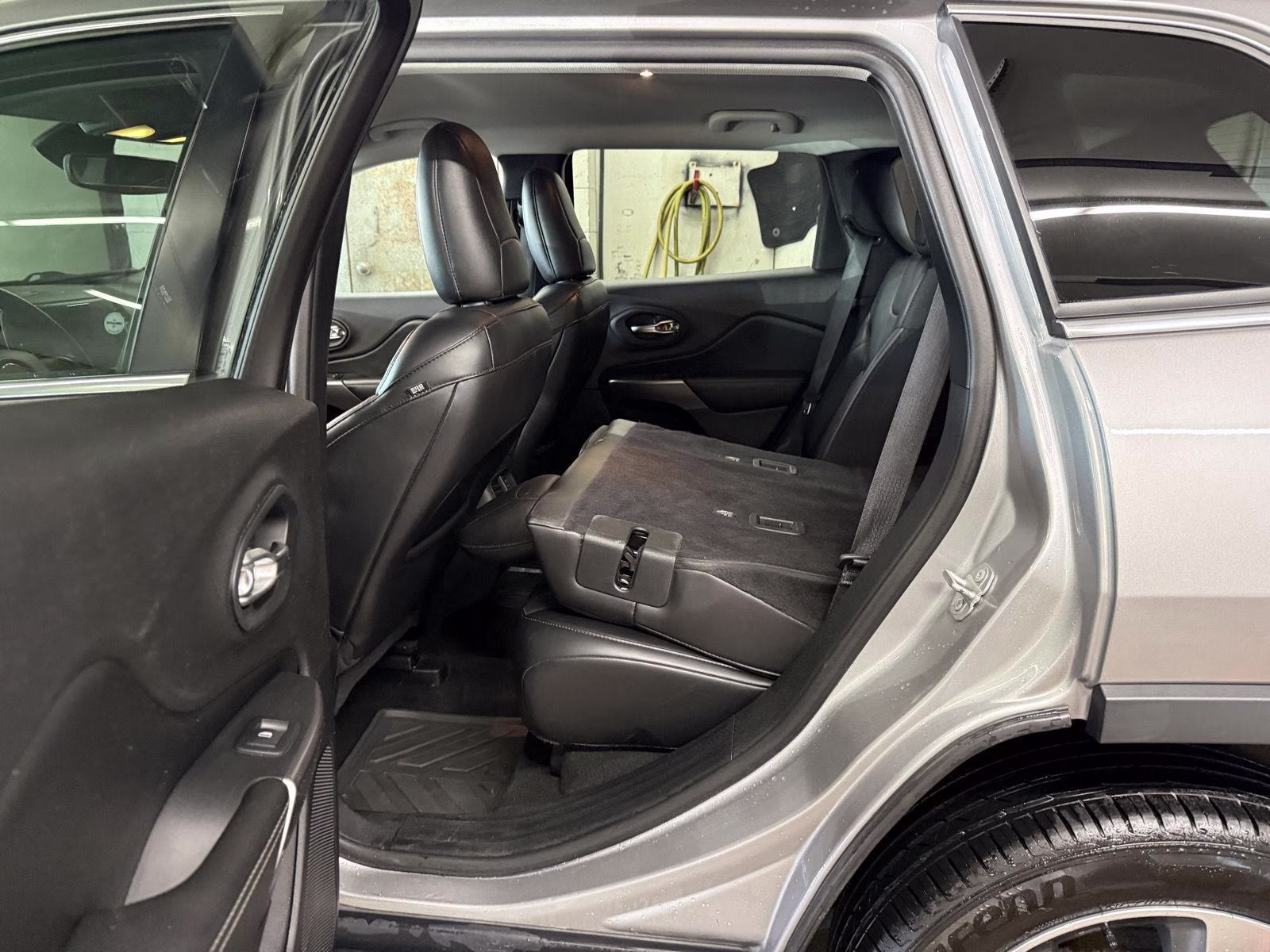 2019 Billet Silver Metallic Clearcoat Jeep Cherokee Limited 4X4 SUV