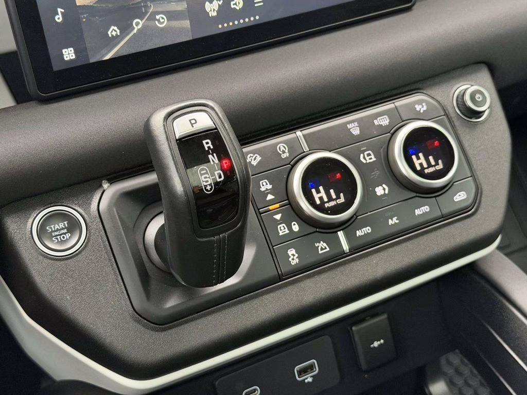 2022 Hakuba Silver Metallic Land Rover Defender 110 S AWD SUV