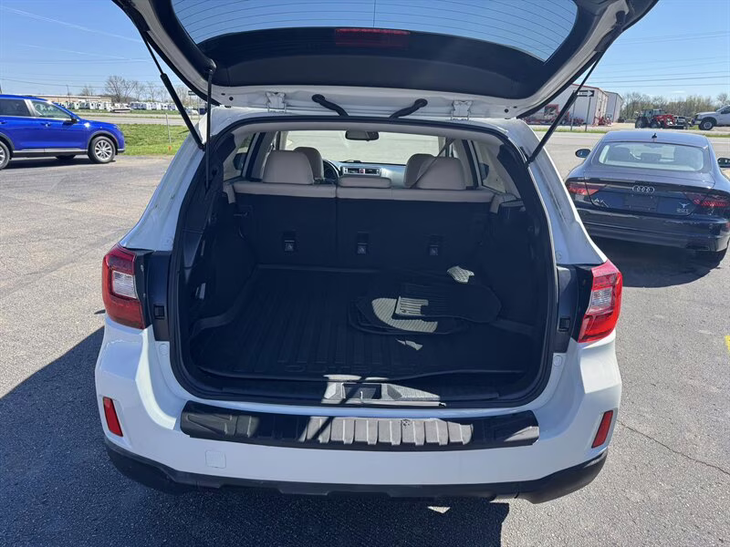 2017 Crystal White Pearl Subaru Outback 2.5i Limited AWD Crossover