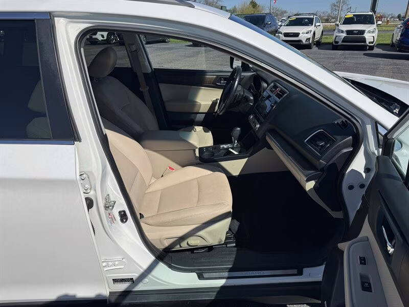 2017 Crystal White Pearl Subaru Outback 2.5i Limited AWD Crossover