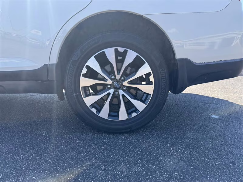 2017 Crystal White Pearl Subaru Outback 2.5i Limited AWD Crossover