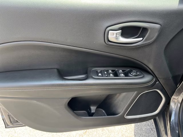 2018 Granite Crystal Metallic Clearcoat Jeep Compass Latitude 4X4 SUV