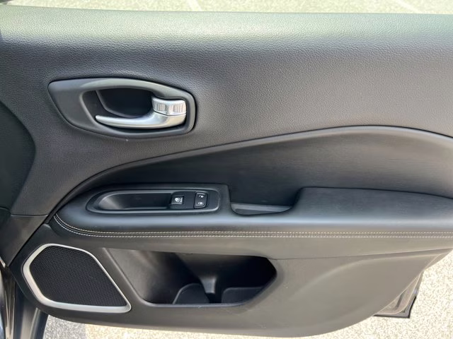 2018 Granite Crystal Metallic Clearcoat Jeep Compass Latitude 4X4 SUV