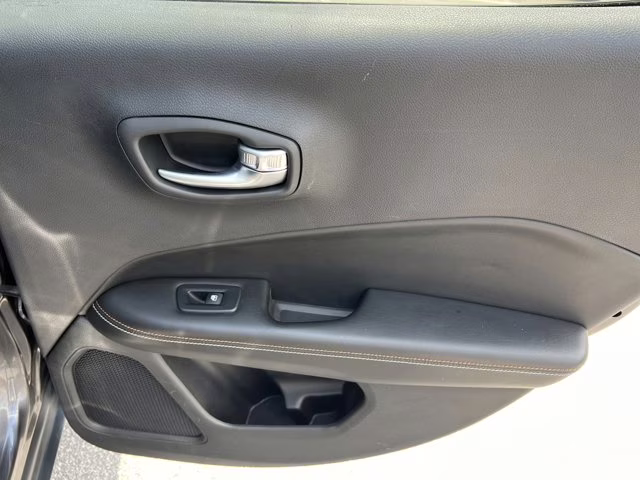 2018 Granite Crystal Metallic Clearcoat Jeep Compass Latitude 4X4 SUV