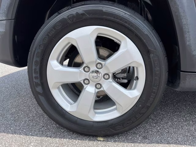 2018 Granite Crystal Metallic Clearcoat Jeep Compass Latitude 4X4 SUV