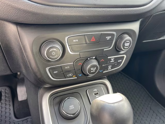 2018 Granite Crystal Metallic Clearcoat Jeep Compass Latitude 4X4 SUV