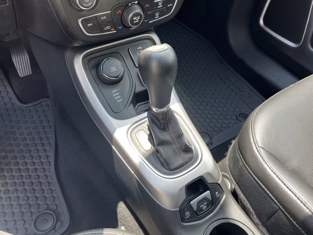 2018 Granite Crystal Metallic Clearcoat Jeep Compass Latitude 4X4 SUV