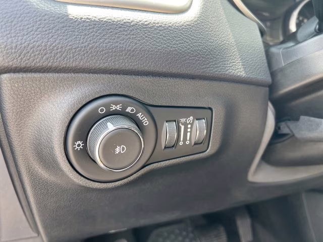 2018 Granite Crystal Metallic Clearcoat Jeep Compass Latitude 4X4 SUV