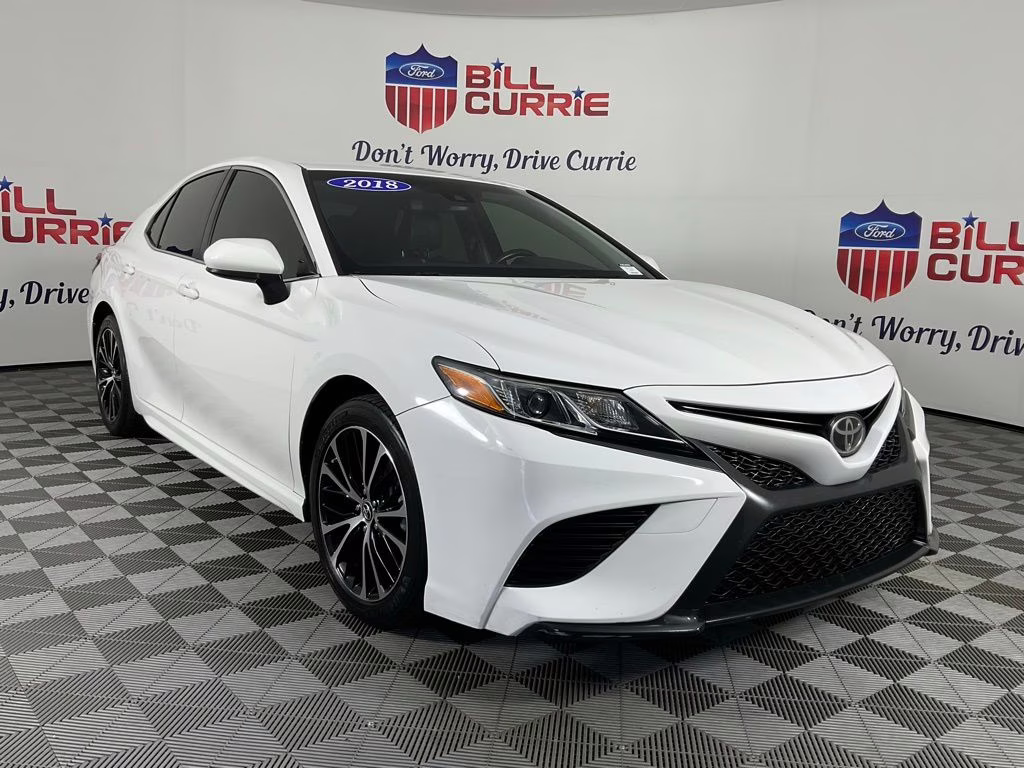 2018 Super White Toyota Camry SE FWD Sedan