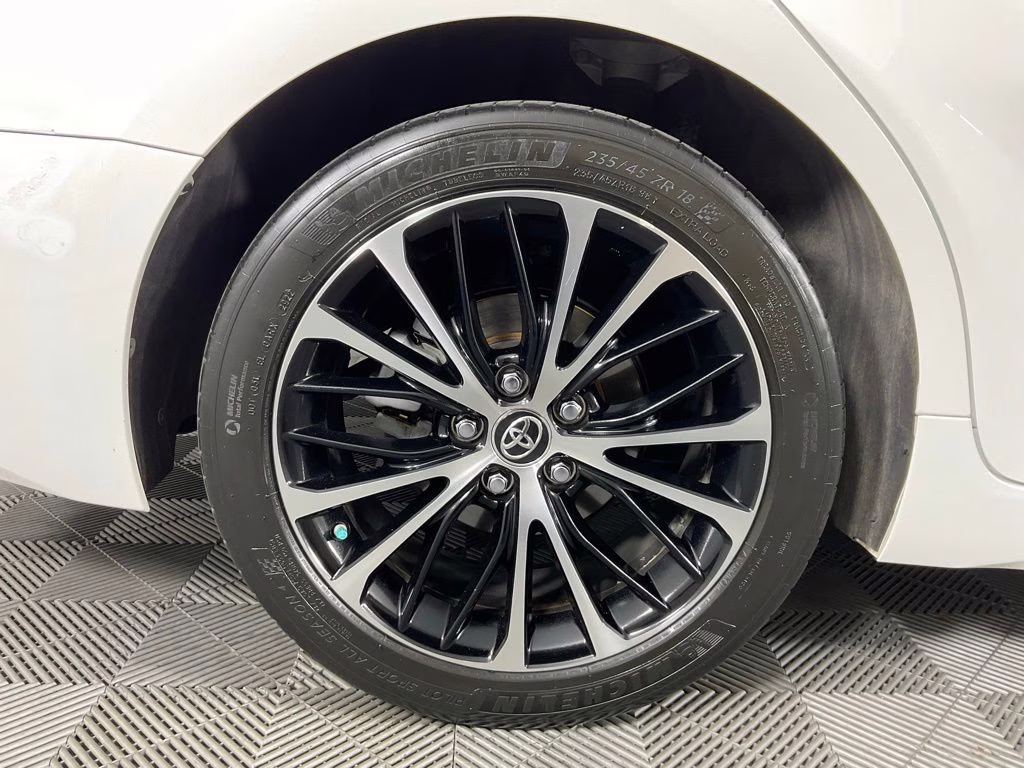 2018 Super White Toyota Camry SE FWD Sedan