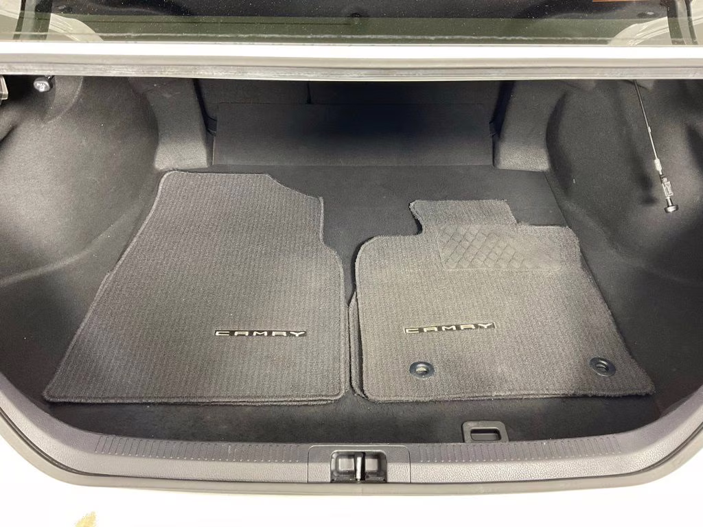 2018 Super White Toyota Camry SE FWD Sedan