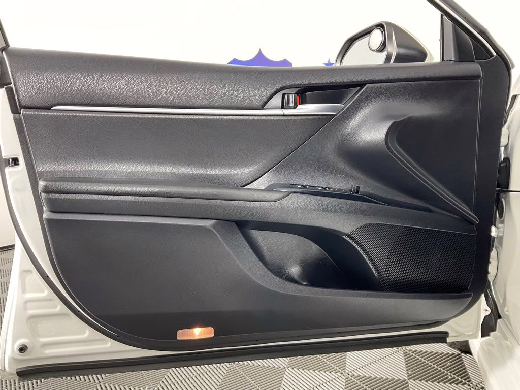 2018 Super White Toyota Camry SE FWD Sedan