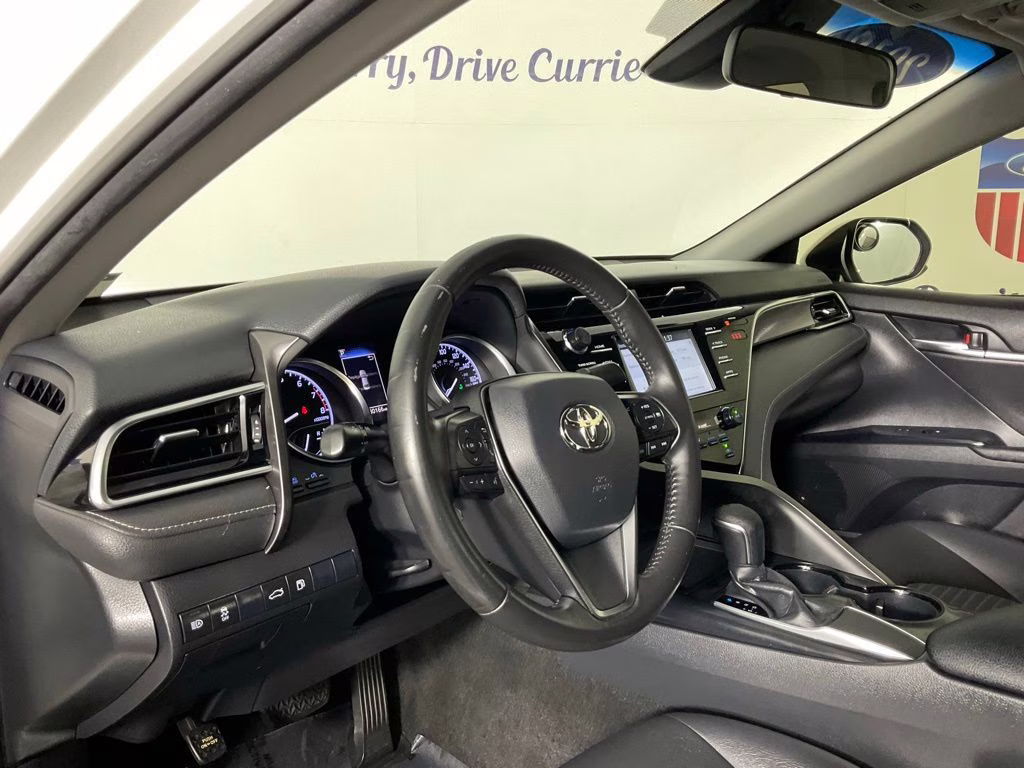 2018 Super White Toyota Camry SE FWD Sedan