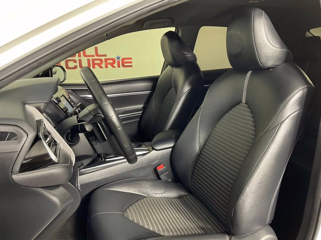 2018 Super White Toyota Camry SE FWD Sedan