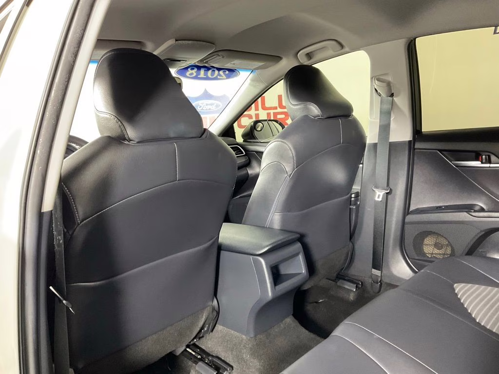 2018 Super White Toyota Camry SE FWD Sedan