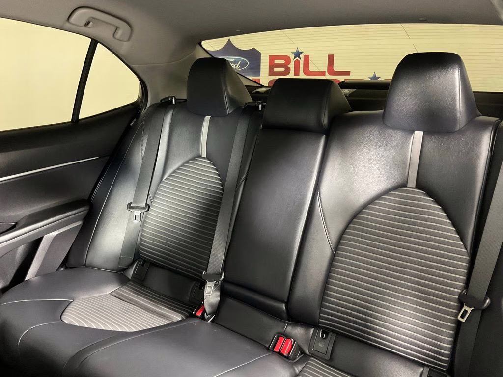 2018 Super White Toyota Camry SE FWD Sedan