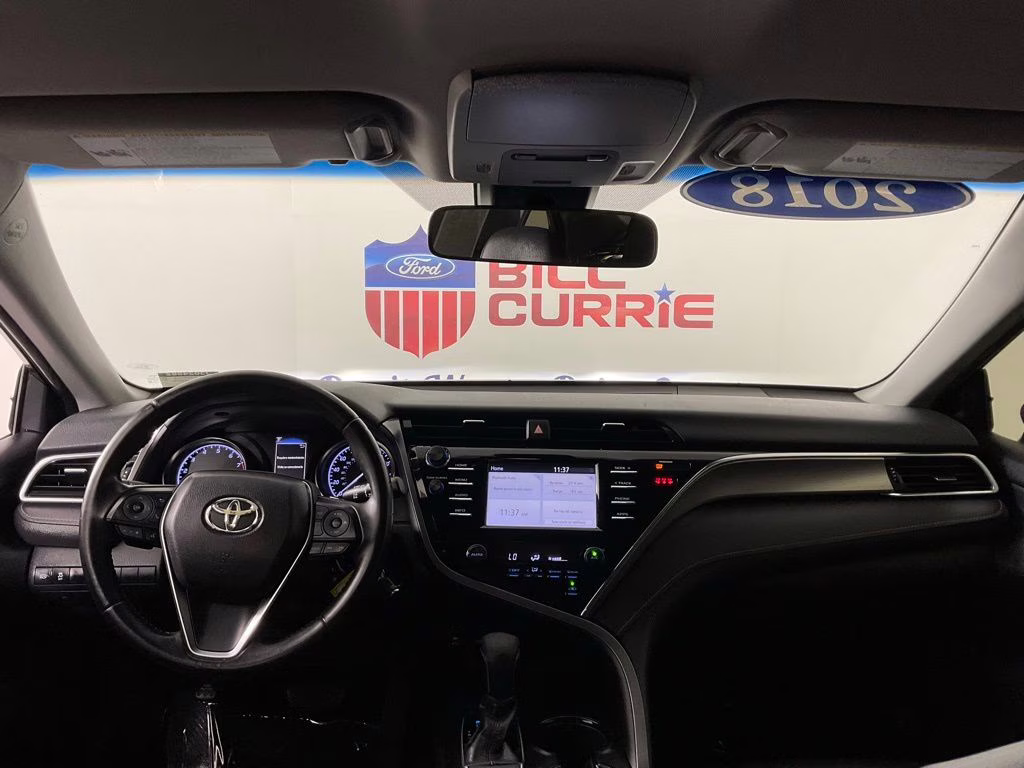 2018 Super White Toyota Camry SE FWD Sedan