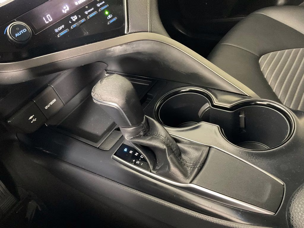 2018 Super White Toyota Camry SE FWD Sedan