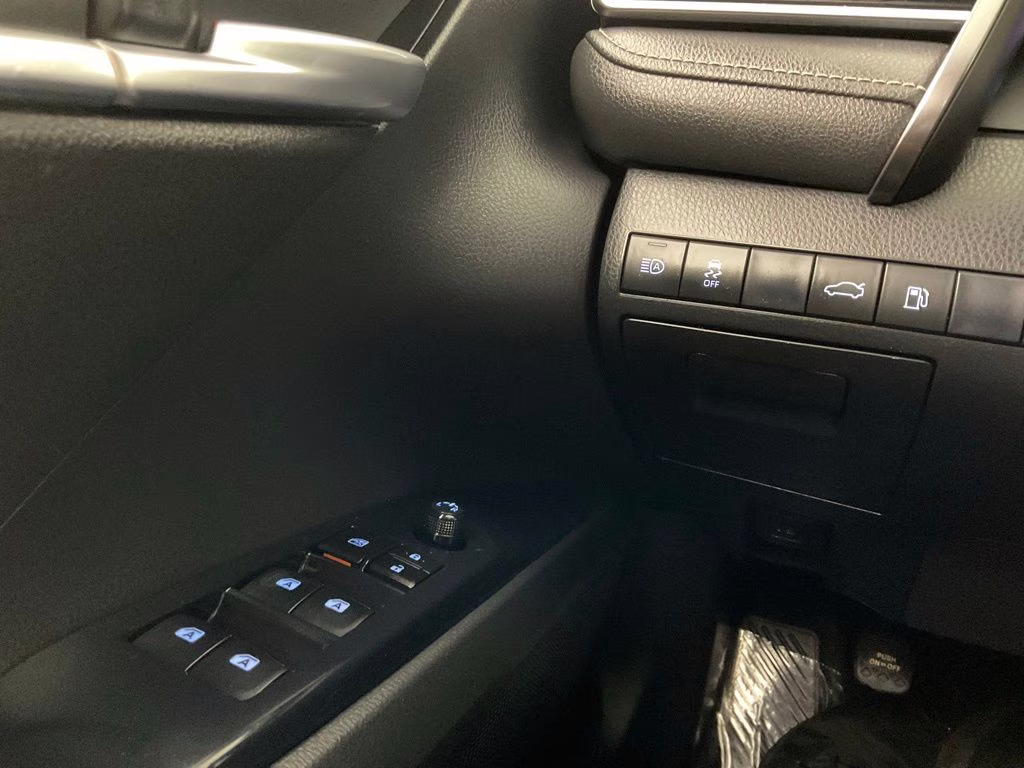 2018 Super White Toyota Camry SE FWD Sedan