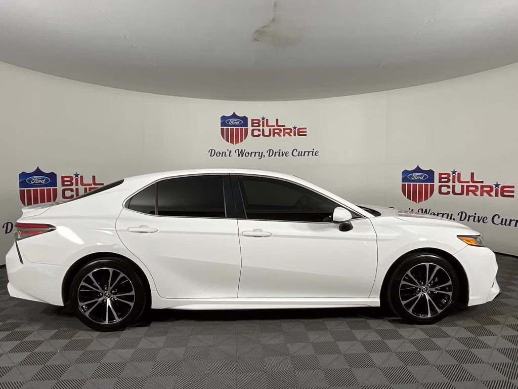 2018 Super White Toyota Camry SE FWD Sedan