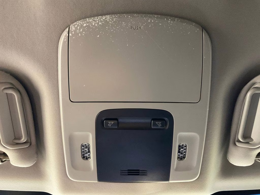 2018 Super White Toyota Camry SE FWD Sedan
