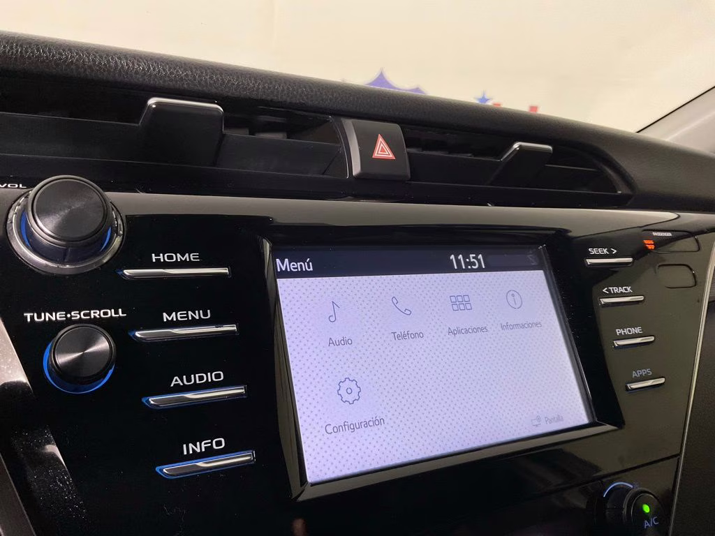 2018 Super White Toyota Camry SE FWD Sedan