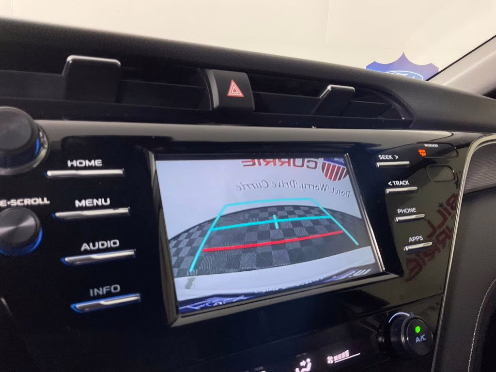 2018 Super White Toyota Camry SE FWD Sedan