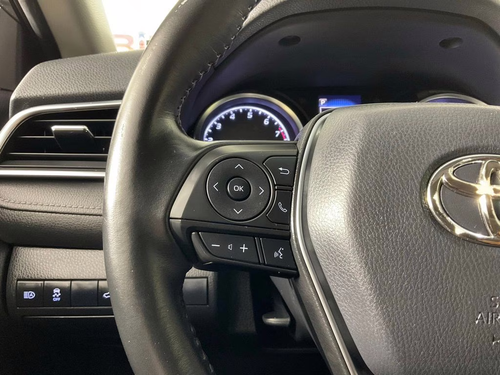 2018 Super White Toyota Camry SE FWD Sedan