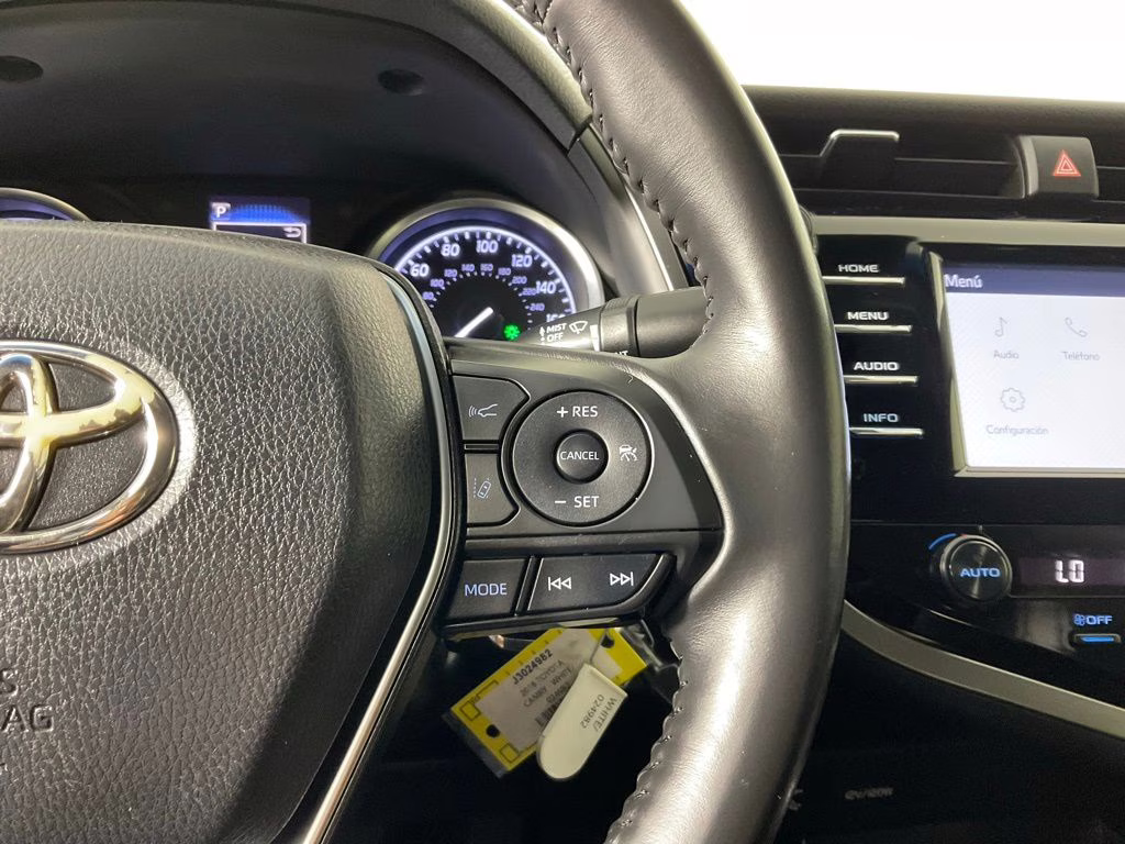 2018 Super White Toyota Camry SE FWD Sedan