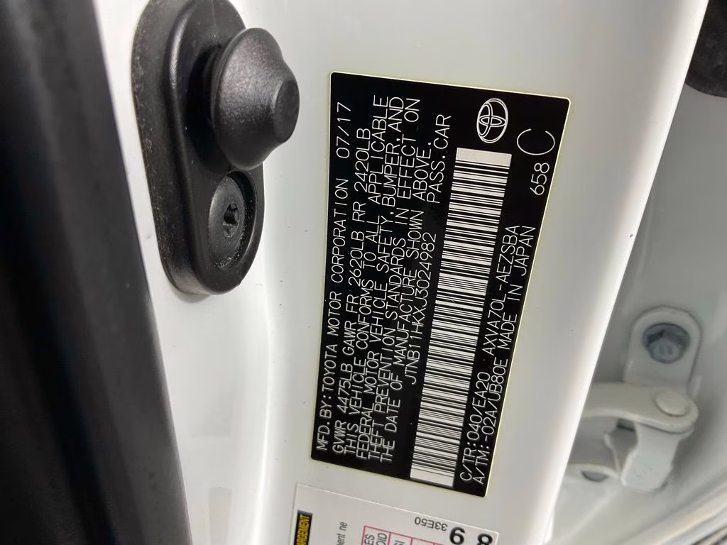 2018 Super White Toyota Camry SE FWD Sedan