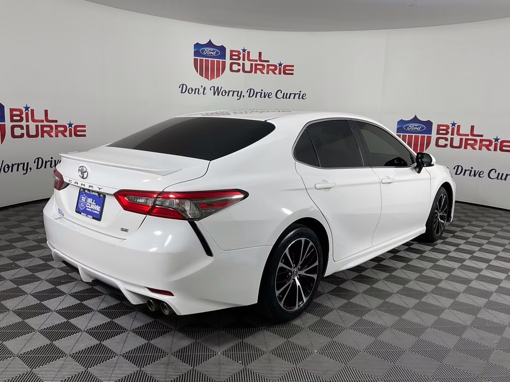 2018 Super White Toyota Camry SE FWD Sedan