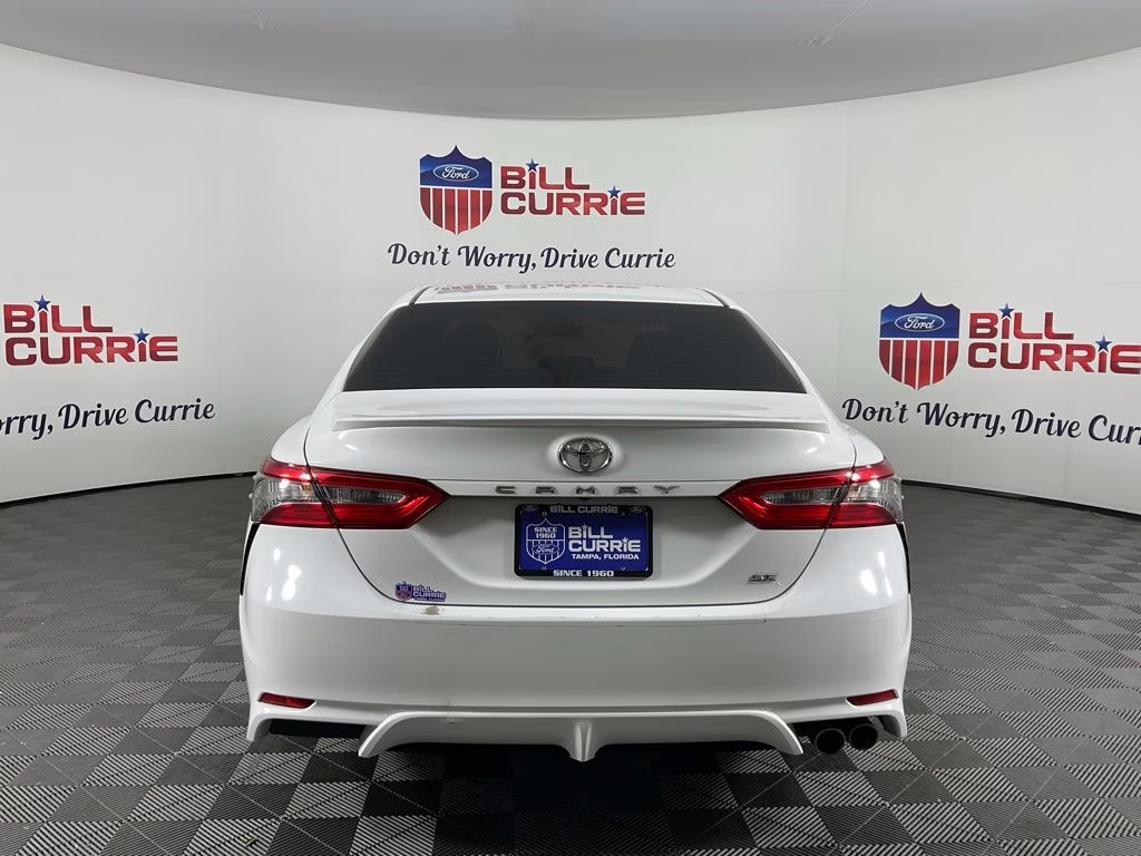 2018 Super White Toyota Camry SE FWD Sedan